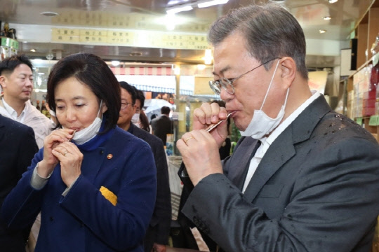 지난 2020년 2월12일 서울 남대문시장을 방문한 문재인 대통령이 현장을 수행하는 박영선 당시 중소벤처기업부 장관과 함께 홍삼 제품을 시음하고 있다.[자료사진=연합뉴스]